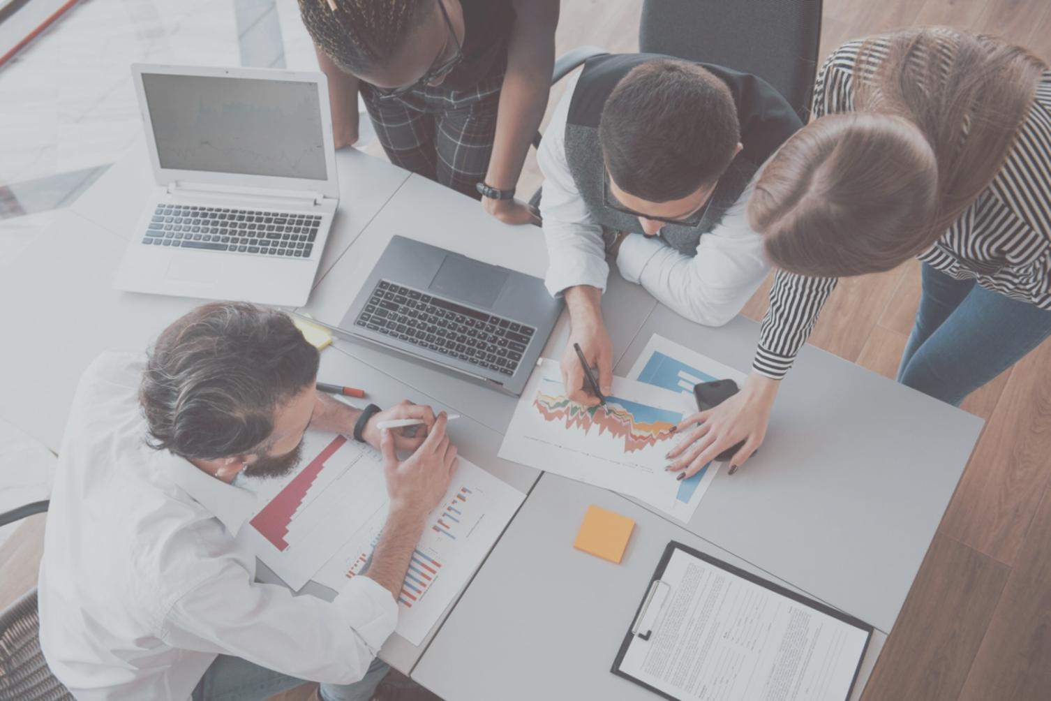Équipe de travail en administration digitale